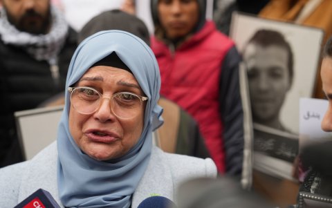 Decenas de familiares y amigos de personas desaparecidas durante el régimen del depuesto presidente sirio Bachar al Asad