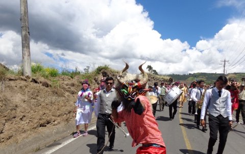 La primera semana de enero, los diablos se toman las calles de Píllaro, un desfile que es una tradición.