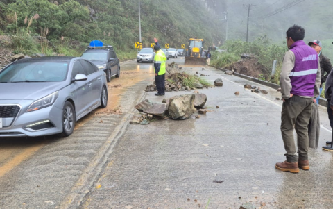 Socavón y cierre parcial de la vía Cuenca-Molleturo-El Empalme tras intensas lluvias en Azuay.