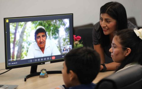 Un grupo de estudiantes durante una clase de quechua del proyecto Rimanakuy