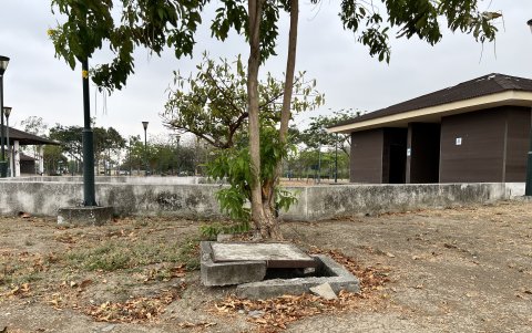 Varias áreas de los Senderos del Parque Samanes están dañados. En el fondo, los baños están cerrados; la ciudadanía demanda su apertura.