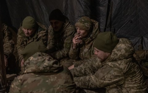 Soldados ucranianos del 1er Batallón de Asalto Separado Da Vinci descansan durante un entrenamiento médico de combate en la región de Dnipropetrovsk.