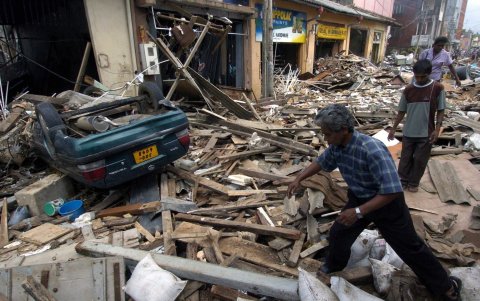 Fotografía de archivo del 28 de diciembre de 2004 que muestra a varias personas buscando entre los escombros en Galle (Sri Lanka), tras el devastador tsunami del 26 de diciembre de 2004.