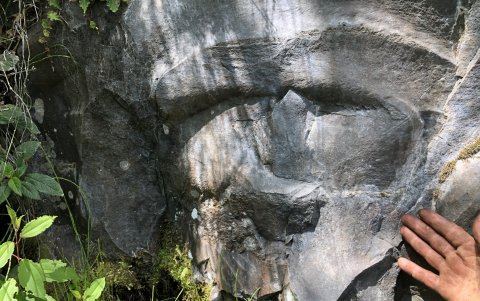 Uno de los elementos más intrigantes del santuario es una cara tallada en piedra, conocida como el rostro del cacique Tangán.