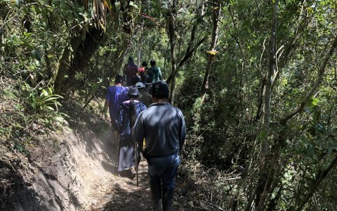 Según Milton Uribe, propietario del lugar, la presencia de grandes piedras que formarían parte de las columnas de Tangán, lugar a donde van los  turistas.