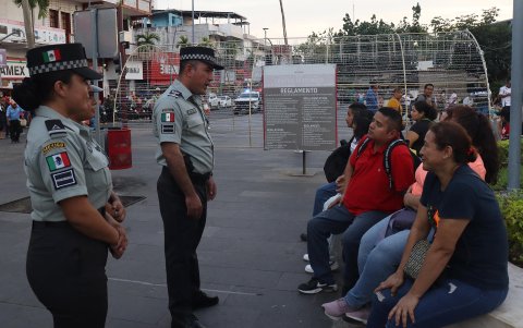 El primer subinspector del batallón 43 de la Guardia Nacional (GN), Luis Eduardo Silva Solís, dialoga con personas este jueves, en el municipio de Tapachula, en Chiapas (México).