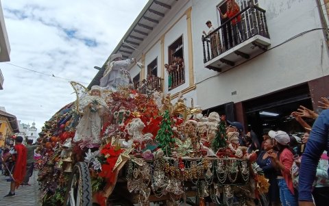 El costo de este traje puede superar los 250 dólares y es elaborado en terciopelo.