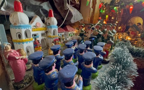 Actualmente, su hogar alberga unas 2.000 figuras y cerca de 35 belenes, entre los que destacan piezas de oro, plata, cristal y barro.