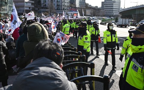 La policía vigila a los partidarios del presidente destituido de Corea del Sur, Yoon Suk Yeol, reunidos cerca de su residencia en Seúl el 3 de enero de 2025.