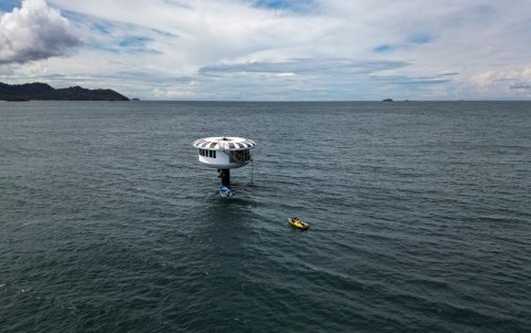 Vista aérea de una casa conocida como SeaPod Alpha Deep, que se encuentra sobre la habitación submarina donde el ingeniero Rudiger Koch, de 59 años, está tratando de romper un récord mundial.