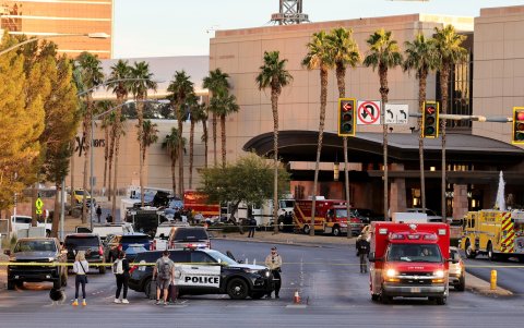 Un vehículo de la Policía Metropolitana de Las Vegas bloquea la carretera cerca del Trump International Hotel & Tower Las Vegas después de que un Tesla Cybertruck explotara.