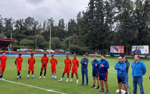 Omar Asad dirigió su primer entrenamiento con los puros criollos.