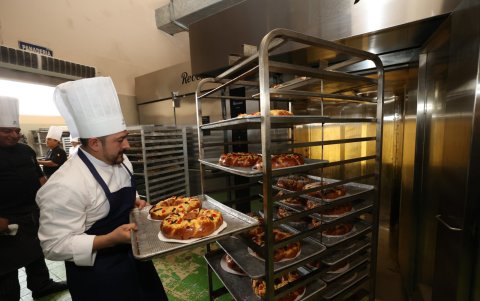 El chef tomas las roscas recien salidas del horno.
