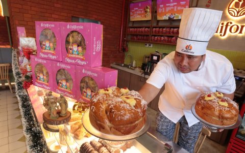 El chef de la panadería California muestra la variedad de Rosca de Reyes.