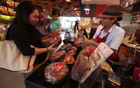 Bombons Coffee Shop también oferta varias Roscas de Reyes.