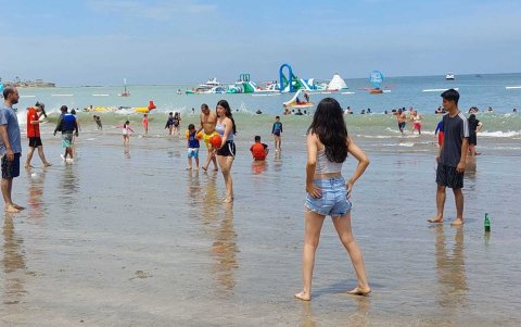 En Salinas los turistas se divirtieron durante el asueto.