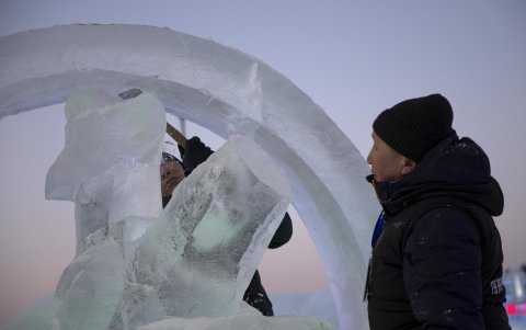 Escultores tallan hielo en el Festival de Hielo y Nieve de Harbin, en Harbin, provincia de Heilongjiang, China, el 2 de enero de 2025