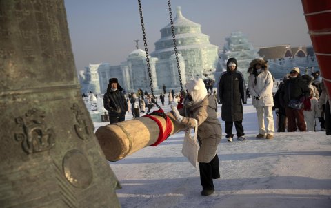 Un visitante toca la 'Campana del Siglo' en el Festival de Hielo y Nieve de Harbin en Harbin, provincia de Heilongjiang, China, el 2 de enero de 2025.