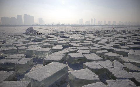 Bloques de hielo en la superficie congelada del río Songhua en Harbin, provincia de Heilongjiang, China, este jueves.