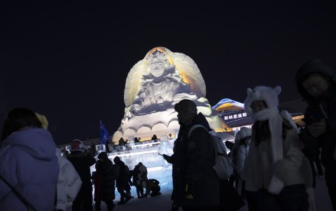 Los visitantes caminan junto a esculturas de hielo y nieve en el Festival de Hielo y Nieve de Harbin en Harbin, provincia de Heilongjiang, China, el 2 de enero de 2025.