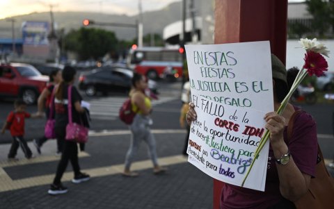 Una mujer participa en una manifestación para celebrar el fallo de la Corte Interamericana de Derechos Humanos en el caso 
