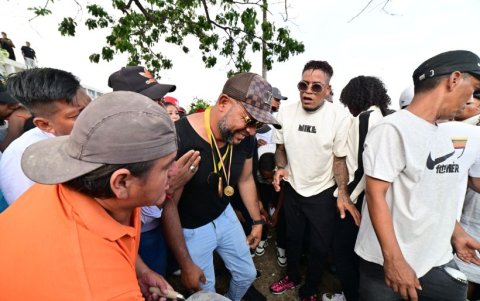 Michael Arroyo tratando de consolar a su hermano Luis.