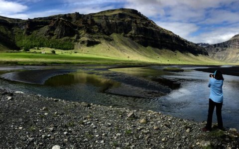 Los paisajes naturales, de ríos, volcanes y nevados acompañan la obra.
