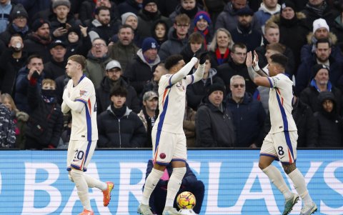 Cole Palmer (i) en el festejo de gol con Chelsea en el empate 1-1 ante Crystal Palace