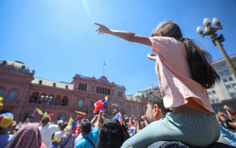 Seguidores del líder opositor venezolano Edmundo González Urrutia reaccionan durante la visita de González Urrutia a la Casa Rosada este sábado.