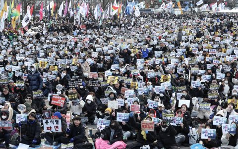 Manifestantes protestan durante una manifestación para pedir la renuncia inmediata del suspendido presidente Yoon Suk Yeol en Seúl, Corea del Sur.