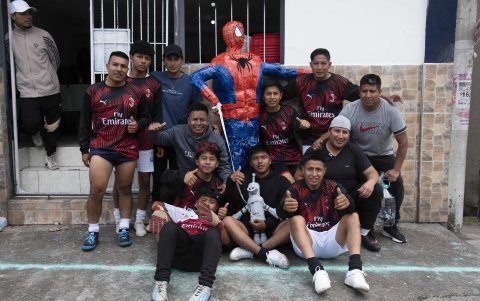 Los equipos están integrados por 5 peloteros, juegan dos tiempos de 15 minutos y cambios ilimitados.