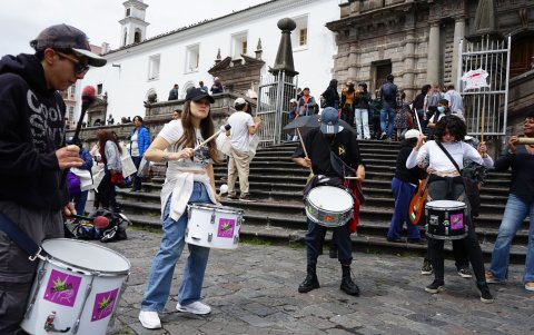 En la Plaza San Francisco se realizó un plantón este 4 de enero en conmemoración a los cuatro niños fallecidos en Guayaquil.