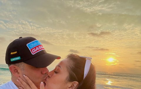 Muy cariñoso con su nueva pareja.