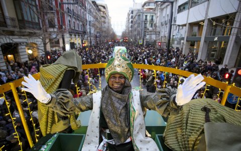Fotografía de la Cabalgata de los Reyes Magos a su paso este domingo, por el centro de Granada (Andalucía).