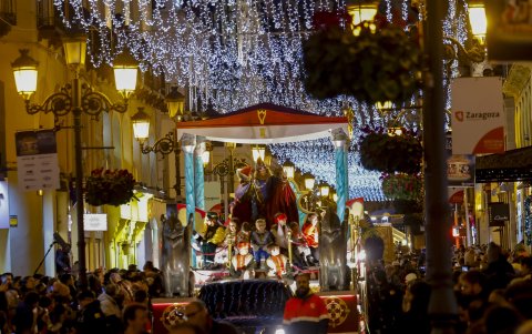 Fotografía de un momento de la cabalgata de los tres Reyes Magos que recorren este domingo las calles de Zaragoza.