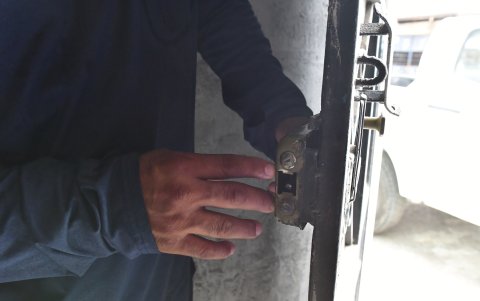 Rastro. Aún hay marcas del forcejeo de a puerta.