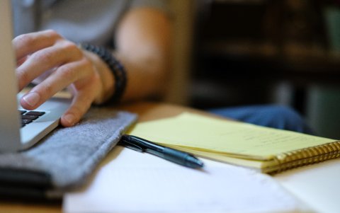 Estudiar una carrera en línea ofrece la flexibilidad de aprender a tu propio ritmo