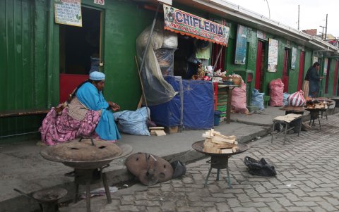 Curanderas aimaras sentadas en sus casetas de atención en El Alto