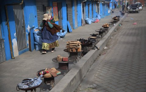 Una mujer aimara recorriendo una calle de curanderos aimaras
