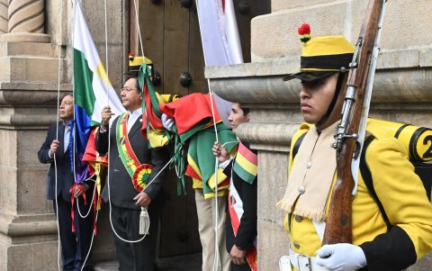 El presidente de Bolivia, Luis Arce, aparece en uno de los actos por la inauguración del año del Bicentenario este lunes, en la ciudad de Sucre (Bolivia).