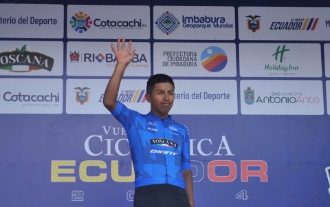 Imbaquingo como monarca de la sub-23 de la Vuelta al Ecuador 2024.