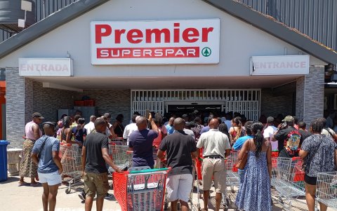 Los residentes hacen cola para acceder a un supermercado en Maputo el 27 de diciembre de 2024.