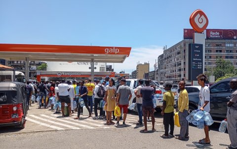 Los automovilistas se unen a largas colas en una gasolinera en Maputo el 27 de diciembre de 2024.