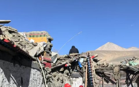 Los rescatistas buscan sobrevivientes en el municipio de Changsuo del condado de Dingri en Xigaze, región autónoma de Xizang, suroeste de China, el 7 de enero de 2025.