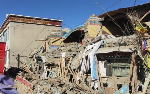 Varias de las casas que quedaron dañadas en Shigatse, región del Tíbet, suroeste de China, después de que un terremoto azotara la zona.