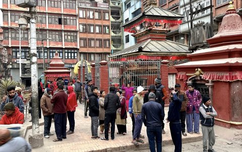 La gente se reúne en un área abierta luego de los temblores del terremoto en Katmandú, en las primeras horas del 7 de enero de 2025.