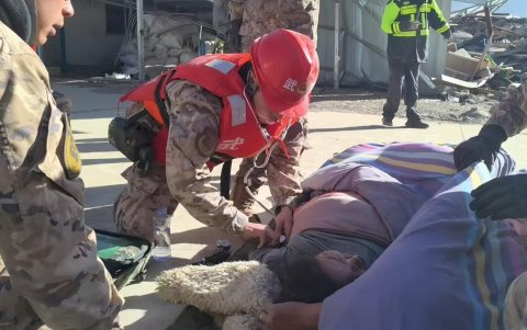 Socorristas atienden a una persona, tras el terremoto que afectó al Tibet chino este martes.