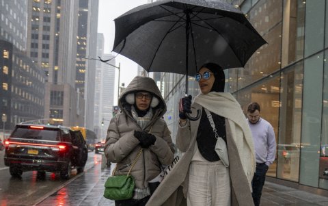 Personas se protegen de la ola de frío.