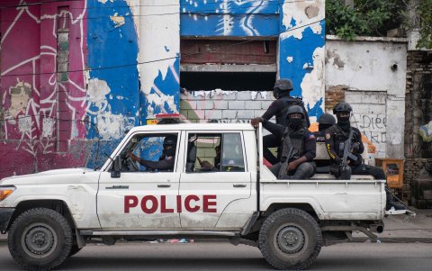 Policías que patrullan por una calle luego de un ataque a un hospital publico en Puerto Príncipe (Haití).