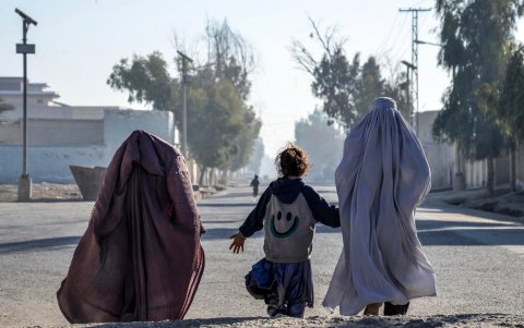 Dos mujeres afganas vestidas con burka y una niña caminan por una calle en Kandahar el 29 de diciembre de 2024.